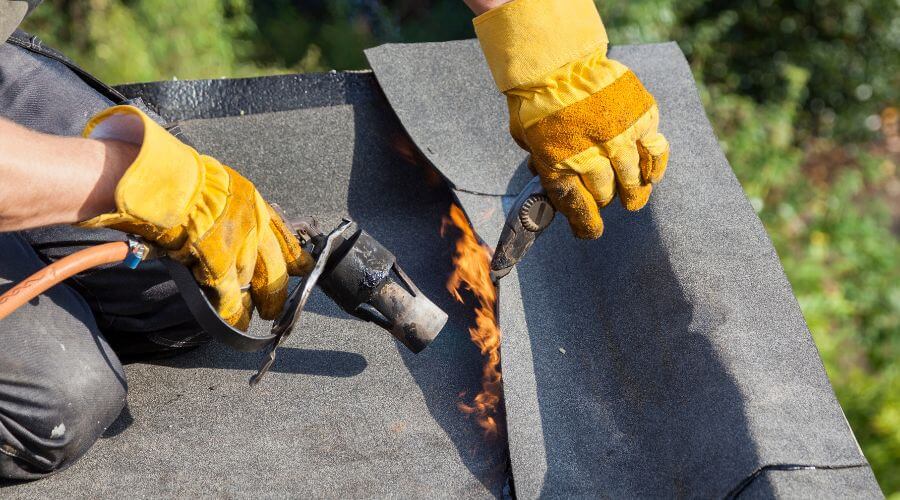 Professional gutter cleaning in Willits, CA